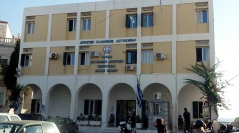 Επίθεση στο αστυνομικό τμήμα Σύρου από μανιακό